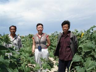 06年阿勒泰地區(qū)土肥站李國(guó)平站長(zhǎng)在哈巴河縣察看示范地.jpg